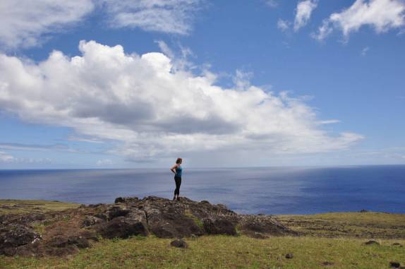 Parada para admirar a vista desde as encostas do vulcão Maunga Terevaka, na Ilha de Páscoa, no sul do Oceano Pacífico